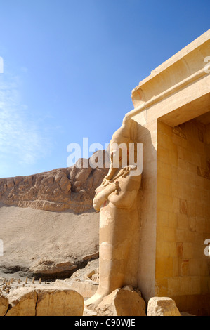 Die Leichenhalle Tempel von Deir El Bahrti Königin Hatshepsut eine weibliche Pharao der 18. Dynastie des alten Ägypten ist ein großes Stockfoto