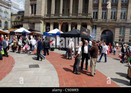 Massen auf verschiedenen Ständen auf dem Birmingham International Food Fair 2011 im Zentrum Stadt stattfand. Stockfoto