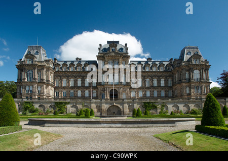 Bowes Museum ist eine historische französische Schlossgebäude erstellt als ein speziell dafür gebauten Haus für große Sammlungen von Möbeln und Stockfoto