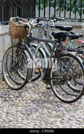 Student Mopeds geparkt in Cambridge, England, UK Stockfoto