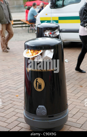 Wurf Mülleimer überfüllt mit Fast-Food-Verpackungen in Birmingham Stadtzentrum entfernt. Stockfoto