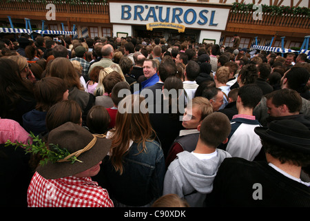 Riesige Menschenmenge vor dem Braurosl Festzelt am ersten Tag des Oktoberfestes in München. Stockfoto