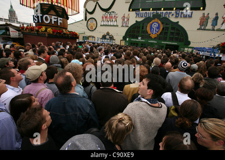 Riesige Menschenmenge vor der Augustiner Festhalle am ersten Tag des Oktoberfestes in München. Stockfoto