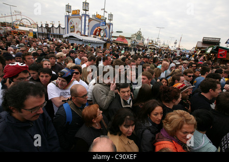 Riesige Menschenmenge vor einem geschlossenen Bier-Pavillon am ersten Tag des Oktoberfestes in München. Stockfoto