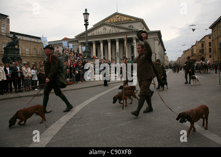 Bayerischen Jäger und ihre Hunde bei der Eröffnungsfeier des Oktoberfestes in München. Stockfoto