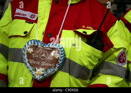 Unfall-Assistent einheitliche dekoriert mit Lebkuchenherz auf das Oktoberfest in München. Stockfoto