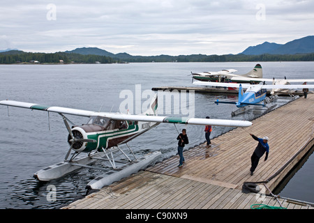 Menschen ein Wasserflugzeug andocken. Ketchikan. Alaska. USA Stockfoto