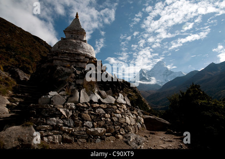 Ama Dablam gehört die riesige scharfe Himalaya-Gipfel, die über die Route zum Everest Base Camp durch die Täler von steigen die Stockfoto