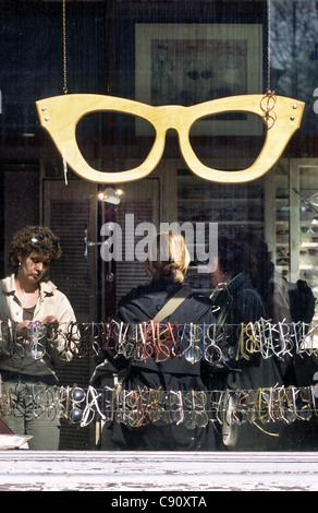 Second-Hand-Sonnenbrillen-Shop. Jordaan, Amsterdam, Holland. Stockfoto