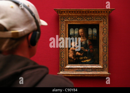 Madonna mit der Nelke von Leonardo da Vinci angezeigt in der alten Pinakothek (Alte Pinakothek) in München, Bayern, Deutschland. Stockfoto