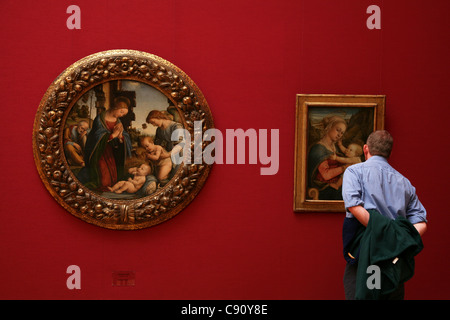 Die Geburt von Lorenzo di Credi (L) und Madonna mit Kind von Fra Filippo Lippi (R) angezeigt, in der alten Pinakothek in München, Deutschland Stockfoto