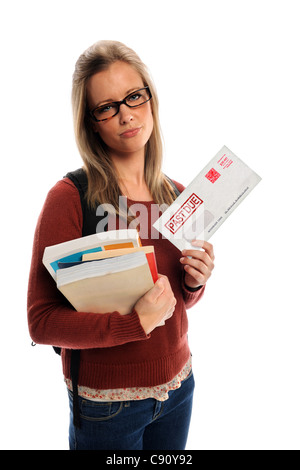 Studentin, die überfällig hält Umschlag isoliert auf weißem Hintergrund Stockfoto