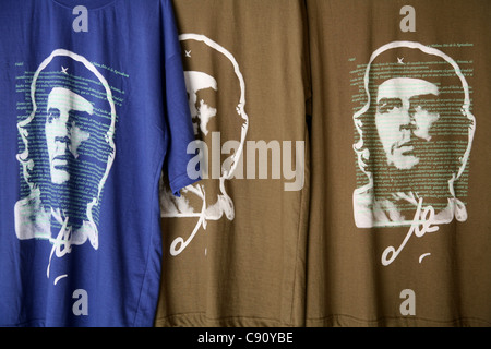 T-Shirts mit Porträts von Che Guevara von Alberto Korda in einem Souvenirladen in Vinales Tal, Kuba. Stockfoto