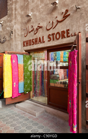 Pahmina Schals oder Tücher Shop im alten Dubai-Textil-Souk oder Bur Dubai Souk Dubai Vereinigte Arabische Emirate Stockfoto