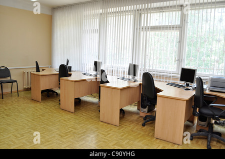 Computer-Klassenzimmer mit mehreren Arbeitsplätzen und Computer Stockfoto