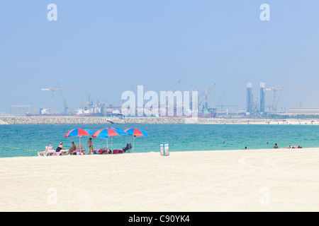 Öffentlicher Strand Dubai oder Russisch Strand oder Jumeirah Open Beach und Bau-Krane UAE Vereinigte Arabische Emirate Naher Osten Stockfoto