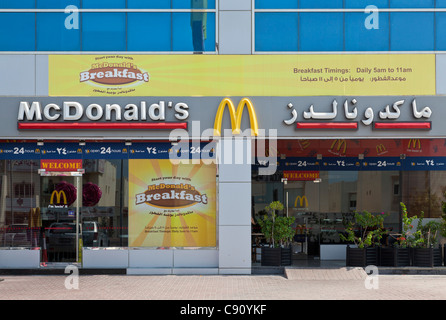 McDonalds Restaurant mit zweisprachigen Schilder in Arabisch und Englisch Dubai Stadt VAE Vereinigte Arabische Emirate Naher Osten Stockfoto