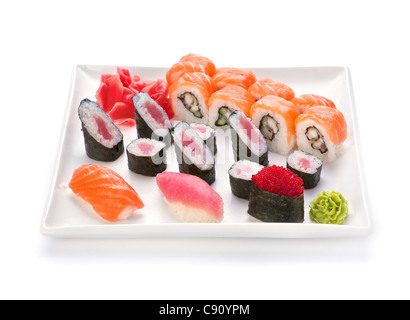Japanisches Essen Sushi und Roll in Platte auf weiß Stockfoto