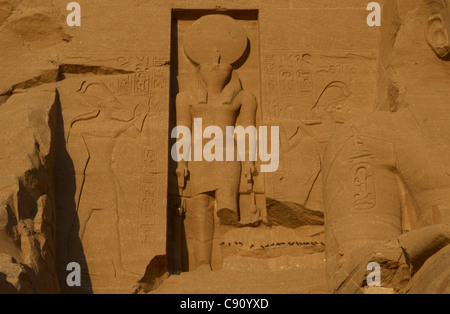 Ägyptische Kunst. Große Tempel von Ramses II. Skulptur des Gottes RA Abu Simbel. Ägypten. Stockfoto