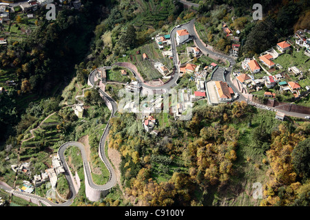 Madeira ist ein beliebtes Urlaubsziel. Zwei topographische Merkmale kennzeichnen die Landschaft Madeiras: steile Berge und Stockfoto