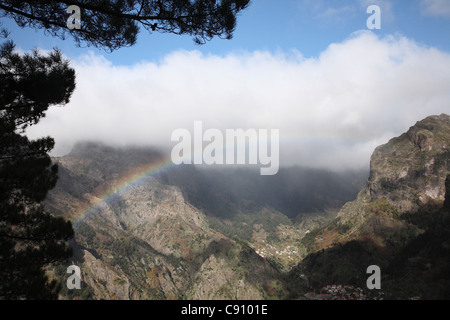 Madeira ist ein beliebtes Urlaubsziel. Zwei topographische Merkmale kennzeichnen die Landschaft Madeiras: steile Berge und Stockfoto