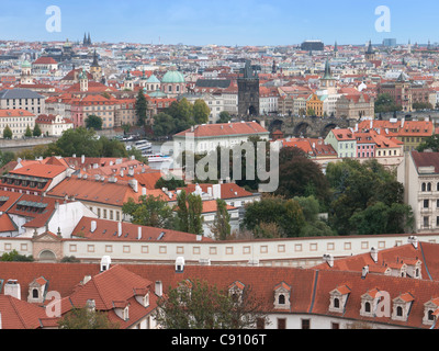 Blick über Prag Dächer und Karlsbrücke aus Burg Stockfoto