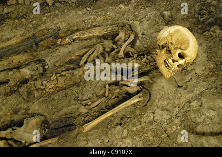 Grab des Kriegers. Die ständige Ausstellung Geschichte der Prager Burg in den alten königlichen Palast in Prag, Tschechien. Stockfoto