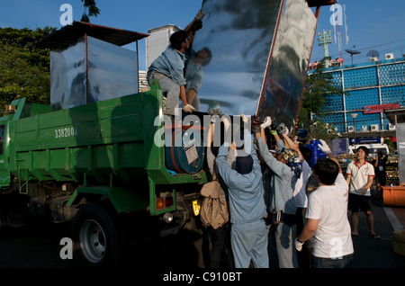 Die schwimmende Toilette für Flutopfer ist auf einen Hilfswagen geladen. Nationalstadion, Bangkok, Thailand am Montag, den 7. November 2011. Thailand erlebt die schlimmsten Überschwemmungen seit mehr als 50 Jahren. © Kraig Stockfoto