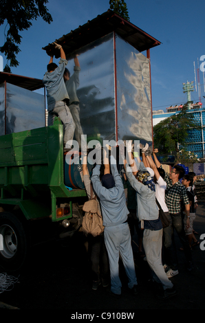 Schwimmende Toilette für die Flutopfer ist auf Relief LKW geladen. Nationalstadion, Bangkok, Thailand am Montag, 7. November 2011. Thailand erlebt den schlimmsten Überschwemmungen seit mehr als 50 Jahren. Kredit: Kraig Lieb Stockfoto