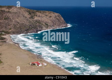 Den Niederlanden, Oranjestad, Sint Eustatius Insel, Niederländische Karibik. Anzeigen auf Gilboa Hügel und auf dem Bauernhof in der Nähe von Strand. Luft. Stockfoto