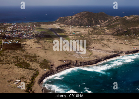 Den Niederlanden, Oranjestad, Sint Eustatius Insel, Niederländische Karibik. Blick auf Stadt und Flughafen. Luft. Stockfoto