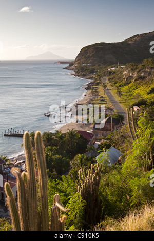 Den Niederlanden, Oranjestad, Sint Eustatius Insel, Niederländische Karibik. Oranjestad Bay und Unterstadt aus Fort. Insel Saba. Stockfoto