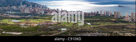 Panorama Blick Benidorms Golfplätze, Stadt, Meer, Luxus-Golf-Hotel und Insel. Costa Blanca, Alicante, Spanien. Stockfoto
