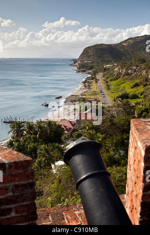 Den Niederlanden, Oranjestad, Sint Eustatius Insel, Niederländische Karibik. Oranjestad Bay und Unterstadt aus Fort. Kanone. Stockfoto