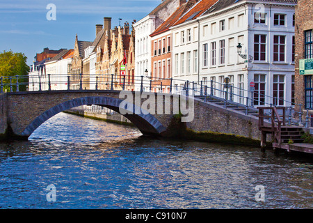 Häuser und eine Brücke über den St. Annarei Kanal in Bruges,(Brugge), Belgien Stockfoto