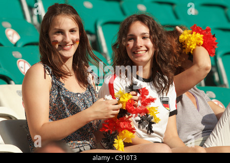 Young Germany-Fans auf den Tribünen Lächeln ein 2011 FIFA Frauen WM Viertelfinalspiel zwischen Deutschland und Japan. Stockfoto