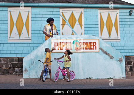 Den Niederlanden, Oranjestad, Sint Eustatius Insel, Niederländische Karibik. Rastafari Mann mit seinen Kindern, jungen und Mädchen zu sprechen. Stockfoto