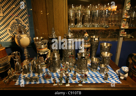 Traditionelle bayerische Bierkrüge in einen Souvenir-Shop in München. Stockfoto