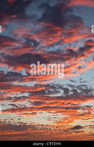 Den Niederlanden, Oranjestad, Sint Eustatius Insel, Niederländische Karibik. Sonnenuntergang. Bunte Wolken. Stockfoto