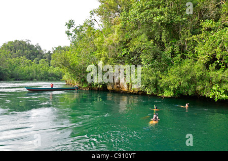 Touristen-Schnorcheln in The Passage, Raja Ampat Inseln in der Nähe von West-Papua, Indonesien im Korallen-Dreieck, Pazifischen Ozean. Stockfoto