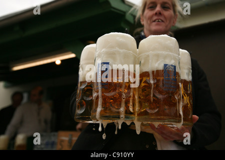 Kellnerin der Augustiner Festhalle auf dem Oktoberfest-Bierfest in München. Stockfoto