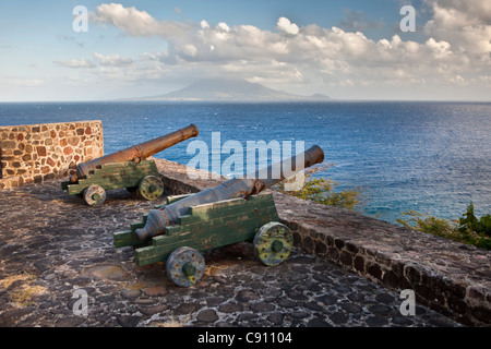 Den Niederlanden, Oranjestad, Sint Eustatius Insel, Niederländische Karibik. Kanonen des ehemaligen Fort De Windt. Insel St. Kitts. Stockfoto
