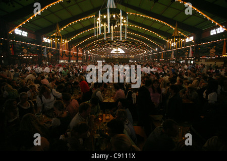 Augustiner-Festhalle auf dem Oktoberfest-Bierfest in München. Stockfoto