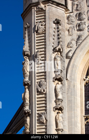 Bath Abbey Fassade Detail mit Engel auf Jacobs Ladder Klettern Stockfoto