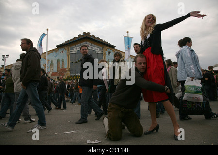 Öffentlichkeit vor Hacker-Festzelt am ersten Tag des Oktoberfestes in München. Stockfoto