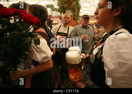 Kellnerin in der Hofbrau Festzelt auf dem Oktoberfest-Bierfest in München. Stockfoto