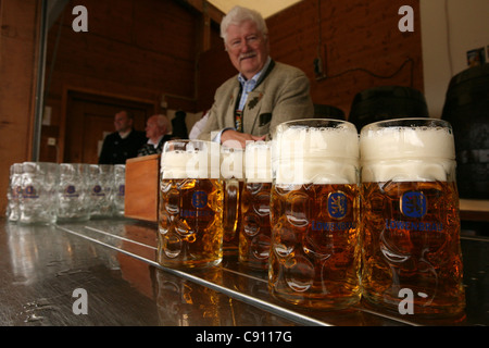 Barkeeper in der Löwenbräu-Festhalle auf dem Oktoberfest-Bierfest in München. Stockfoto