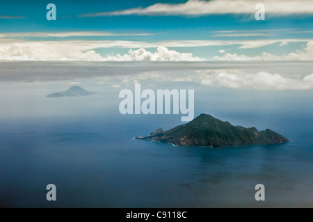 Die Niederlande, Hells Gate, Saba Insel, Niederländische Karibik. Luft. Hintergrund Sint Eustatius Insel. Stockfoto