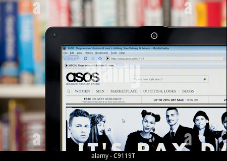 Die Asos Website erschossen vor einem Bücherregal-Hintergrund (nur zur redaktionellen Verwendung: print, TV, e-Book und redaktionelle Webseite). Stockfoto