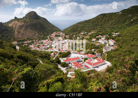 Den Niederlanden, der Boden, Saba Insel, Niederländische Karibik. Dorf und Saba Universitätsschule von Medizin. Stockfoto